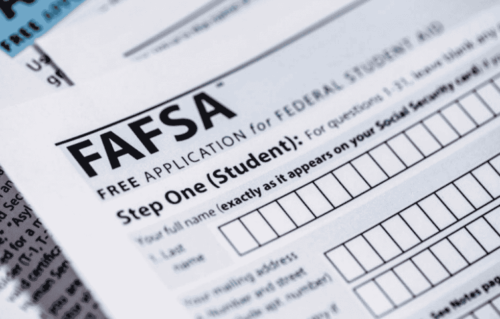 FAFSA aims to help financially struggling college or higher education students. Interested applicants are encouraged to apply before the FAFSA deadline. (Photo: ontocollege.com)