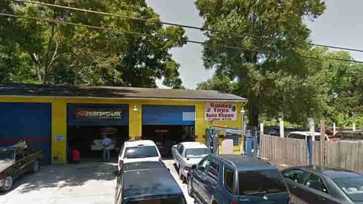 Brave Florida Store Owner Shots Armed Suspect in Robbery and Carjack Attempt